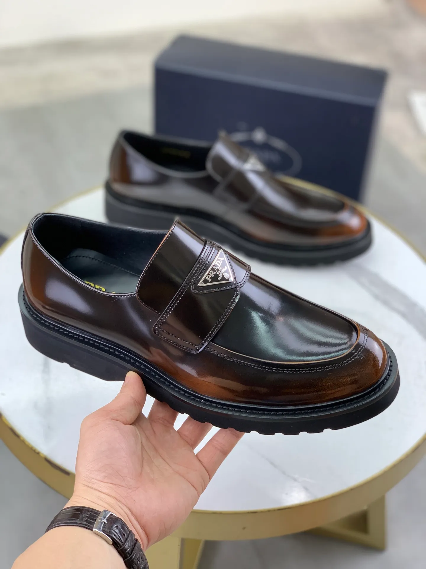 Factory price P860 💰Original quality, top version🔱 ＰＲＡＤＡPrada. Men's business casual leather shoes, top-quality leather shoes. 1:1 shipment ⬆️Luxurious and noble 👞All imported original color-rubbed edge beads, just to create a more comfortable wearing experience. Upper: Original comfortable open-edge bead rubbed color calfskin ➕Top imported water-dyed full cow lining, original lightweight and comfortable TPU foam combination bottom ✔️Code number: 39-45 (38.46 47 can be customized)